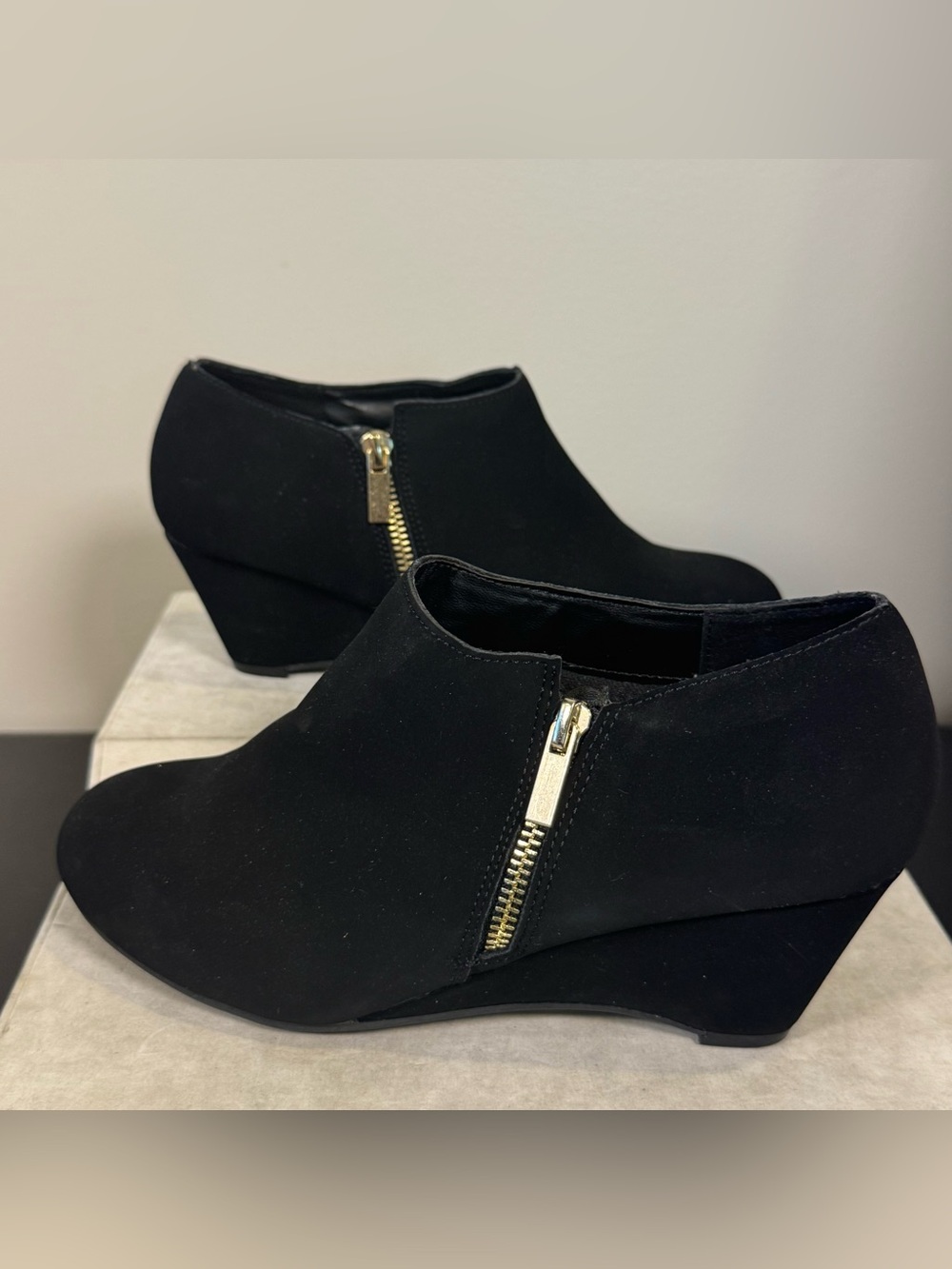 Women's Black Wedge Ankle Booties with Side Zipby Andiamo, size, 8.5